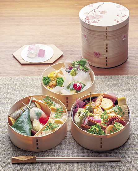 特別な春のお花見弁当。「三友居」お花見重・「銀座レカン