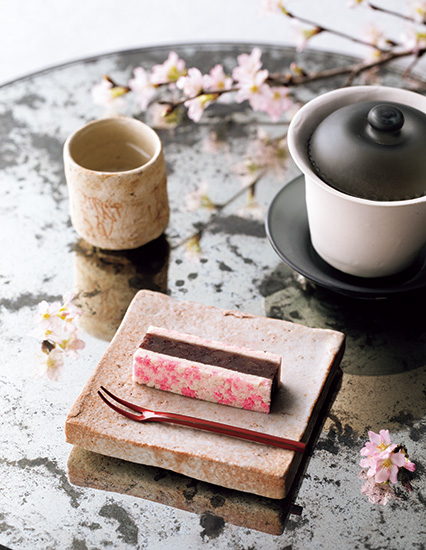 わが家で花見のティータイムを。満開の桜を思わせる和菓子「桜ささらがた」