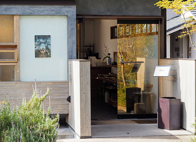 朝日焼の当主・松林豊斎さん作の茶碗のために組んだ茶箱 ふくいひろこ