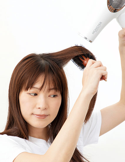 少しの手間でエイジング毛が「美髪」に！キューティクルを整えるブロー方法