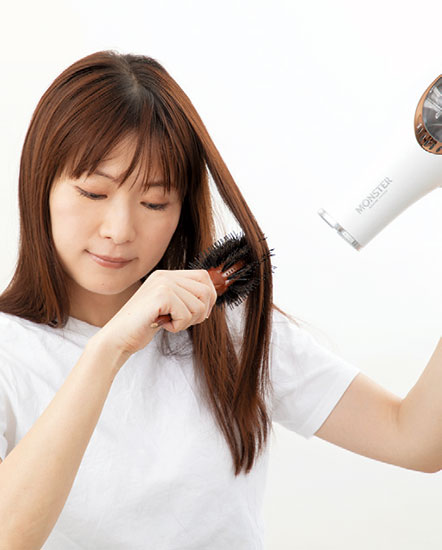 少しの手間でエイジング毛が「美髪」に！キューティクルを整えるブロー方法