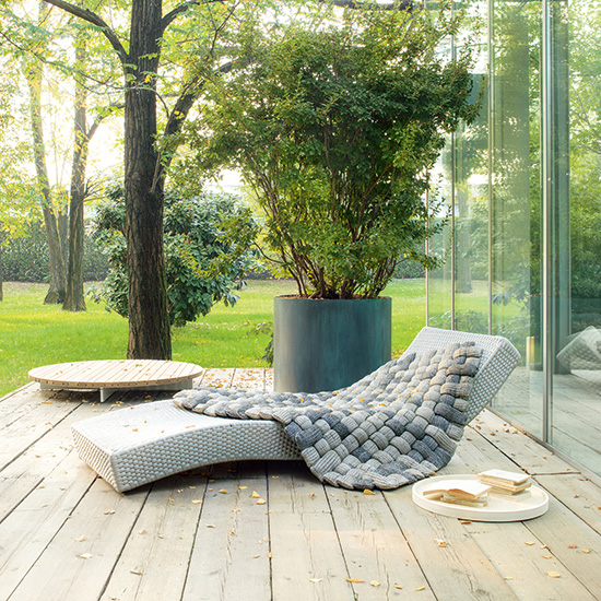 選べる300色の鮮やかなカラーも魅力。シンプルを極めたパオラ