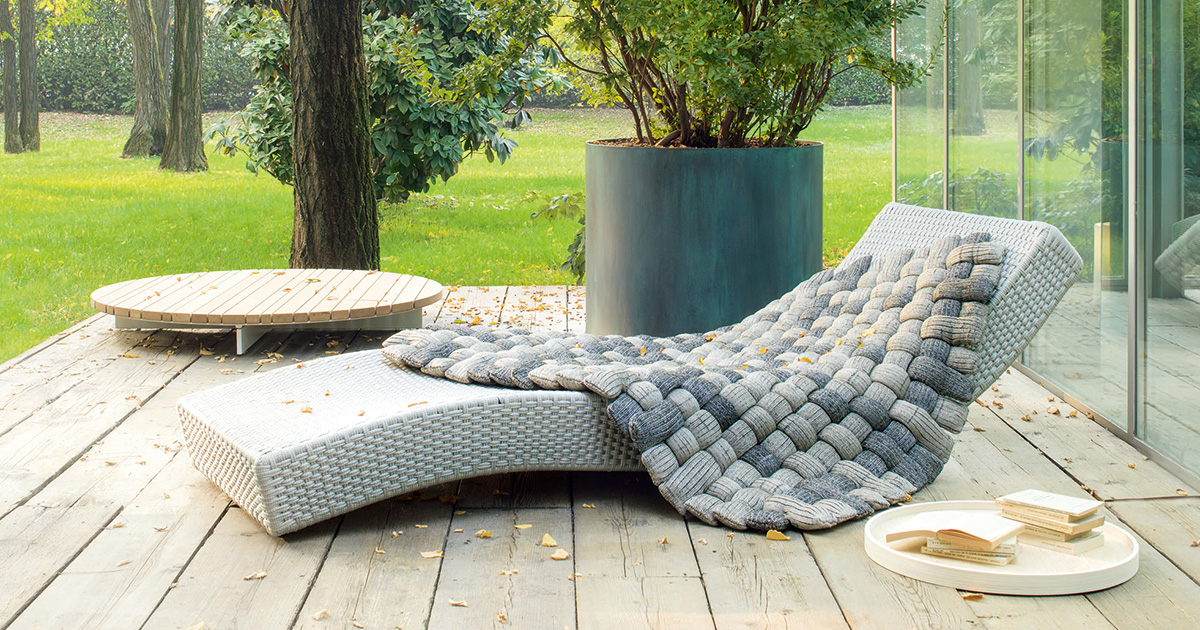 パオラレンティー屋外用クッション￼ 選べる300色の鮮やかなカラーも魅力。シンプルを極めたパオラ