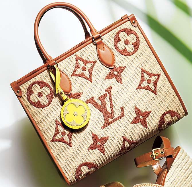 極美品★ルイヴィトン・キャンバスレザー ロゴ刺繍 ベルクロ サンダル(7) 大胆なモノグラムで夏のお洒落を楽しむ「ルイ・ヴィトン」の新作バッグ