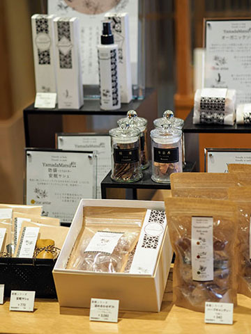 日本の香りの老舗「山田松香木店」で聞香体験 ふくいひろこ「京都の