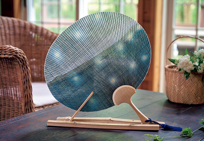 蛍が飛ぶ繊細な藍の世界へ、福本潮子さん作の「京うちわ」