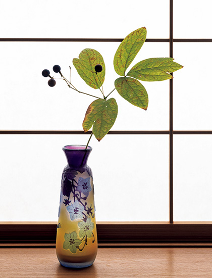 自然への温かなまなざし、暮らしに溶け込むガレの花器