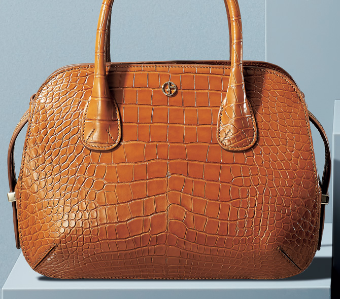 ジョルジオ アルマーニ」が人気バッグのオーダーサービスを開始