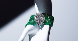 パンテールの立体感も見事。澄んだエメラルドが輝く「パンテール ドゥ カルティエ」