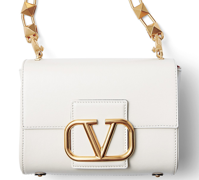 ヴァレンティノ」のショルダーバッグで、装いにモードな雰囲気をプラス