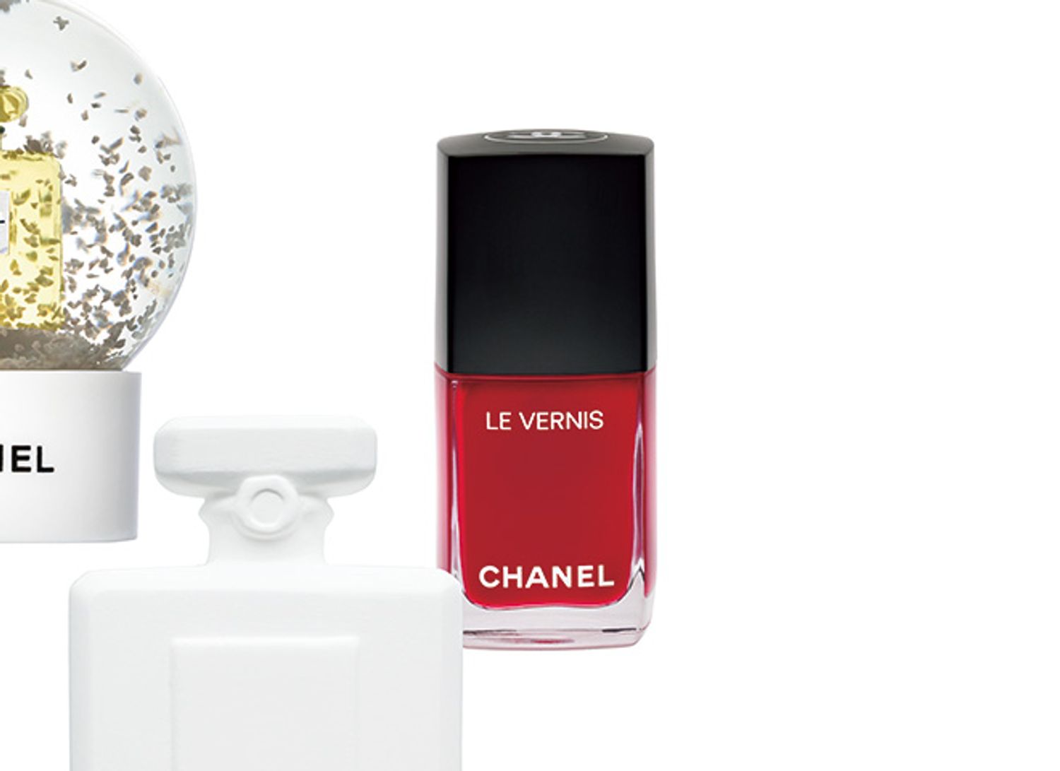 艶やかで美しい発色が魅力。この記事の上から2枚目の写真で使用。ヴェルニ ロング トゥニュ ＃528 ルージュ ピュイサン