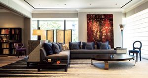 イタリア高級家具「プロメモリア」と和の美が融合。桐の壁紙をまとったチェスト