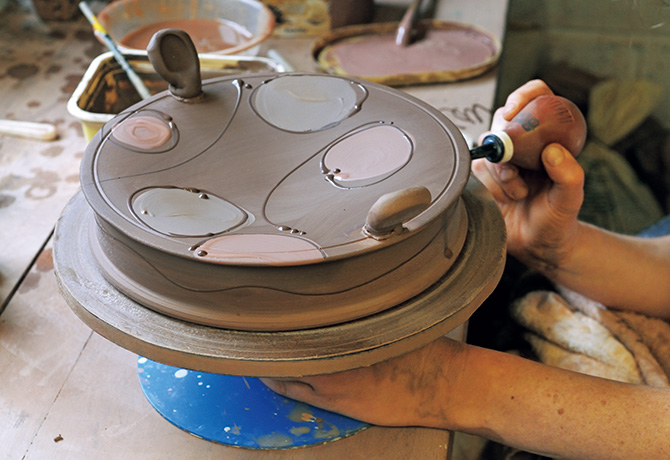 家庭料理が映える、おおらかで鮮やかなスリップウェア。ジェニファー