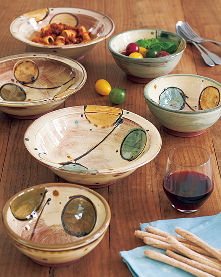 家庭料理が映える、おおらかで鮮やかなスリップウェア。ジェニファー