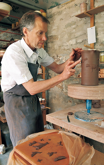 レリーフの動物たちが愛らしいポットやキャニスター。フィリップ