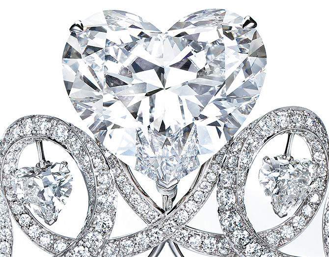 グラフ」の真骨頂。世界最大級のダイヤモンドティアラが放つ圧巻の輝き