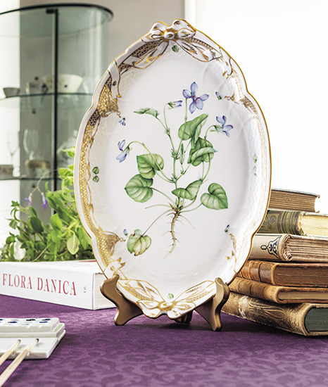 花の絵付けの第一人者・石井逸郎さんが描く、スミレのティーセットを