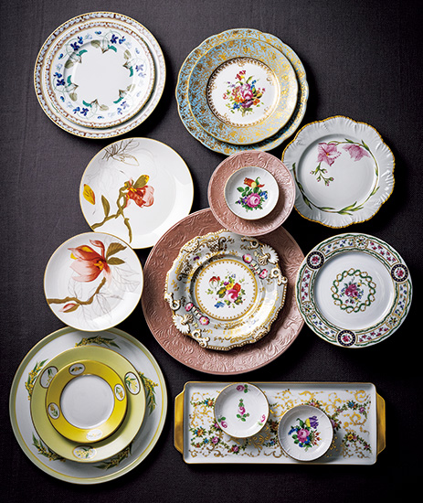 一枚加えるだけで、テーブルが華やかに。愛らしい「花柄のプレート図鑑」