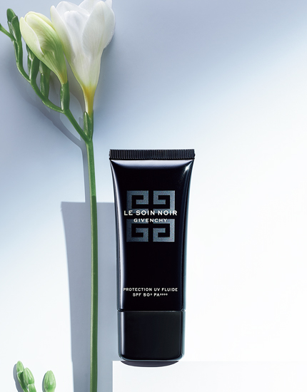 ジバンシイの最高峰スキンケア「ソワン ノワール」に初のUVアイテムが