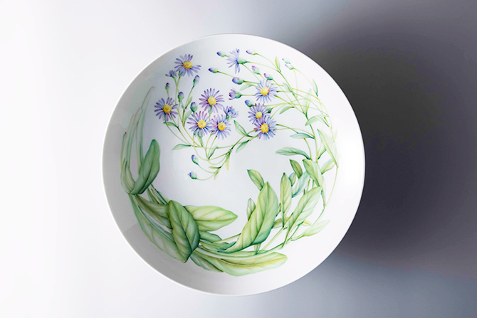 石井逸郎さんが描く「花の食器」と暮らす。日々を彩る唯一無二の