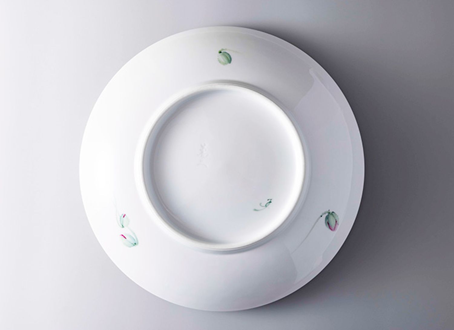 作品（3）大皿「芥子」裏面 ※その他の大皿には裏面の絵はありません。