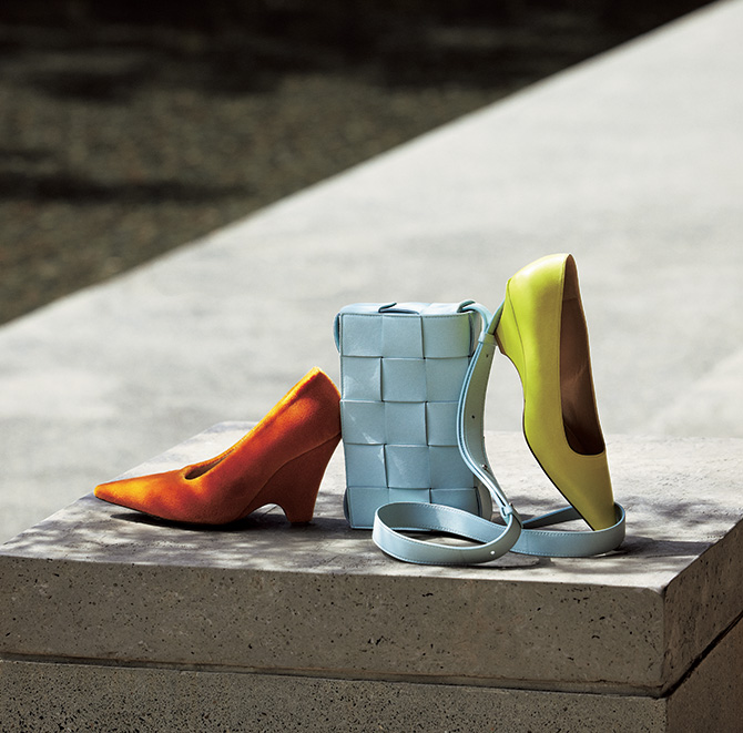 装いの鮮度が上がる！ ボッテガ・ヴェネタのカラフルなバッグ＆パンプス