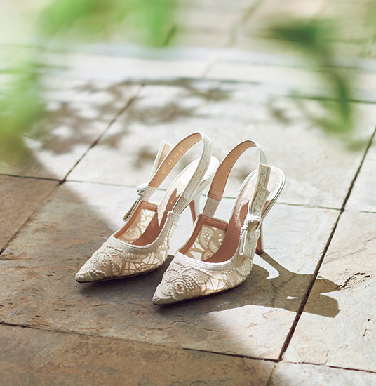 夏の足もとを上品に彩る、美しいマクラメレース刺繡のパンプス