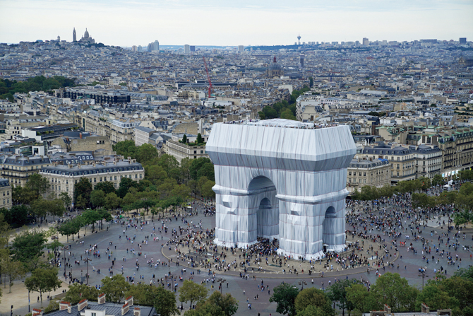 アートポスター クリスト＆ジャンヌ＝クロード エトワール凱旋門ラッピングポスター 凱旋門が布で覆われた、前代未聞のアートプロジェクト。その全貌