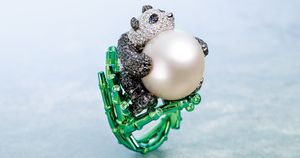 愛らしい表情のパンダが大粒の真珠を抱えた「ショパール」の最新作リング