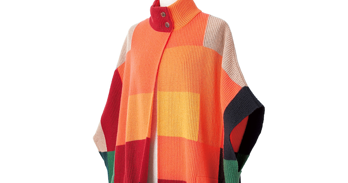 鮮やかなブロッキングが映える「アクリス」の最旬ケープコート