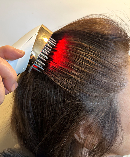 たるみを引き上げる「頭皮ケア」！EMS搭載のブラシ型美顔器ですっきり