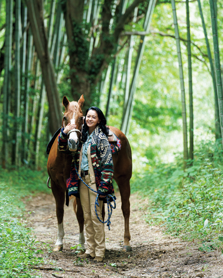 馬に乗る女の人 フリー写真] ベアトップとパンツ姿で馬に乗る女性 | パブリック