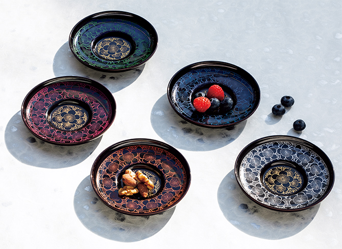 漆の進化と新風を感じさせる華やかな色彩。「色と柄に遊ぶ」魅力的な器