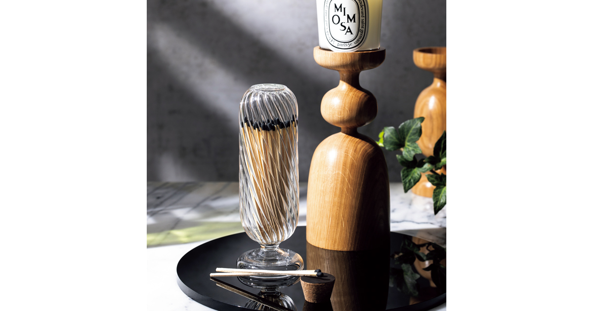 キャンドルのそばに常備したい、エレガントなガラスのマッチ入れ