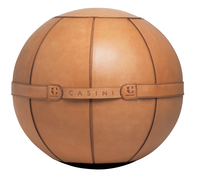 上質な本革に包まれた美しいバランスボールで、空間に洗練を