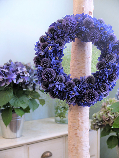 メタリックな雰囲気が新鮮。涼しげな「ルリタマアザミ」を夏のブーケに