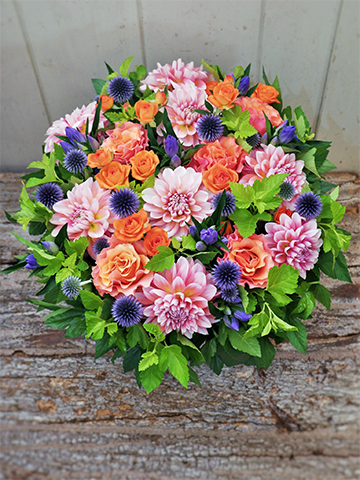 メタリックな雰囲気が新鮮。涼しげな「ルリタマアザミ」を夏のブーケに