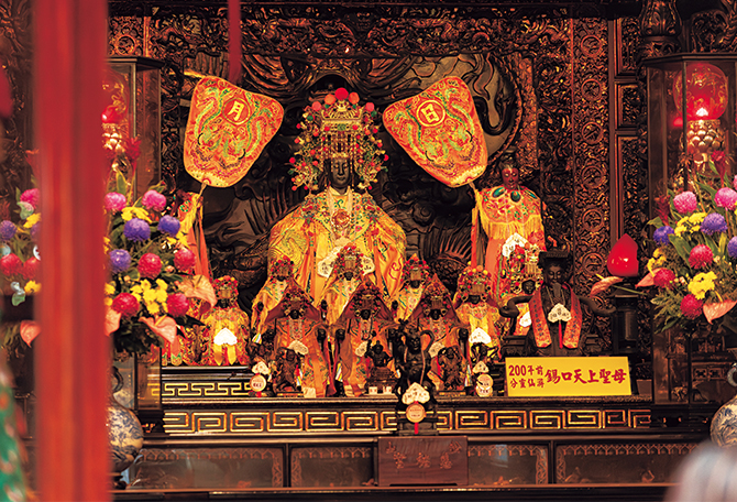 台湾マダムが「媽祖様のパワーが溢れる素晴らしいお寺」と太鼓判。台北