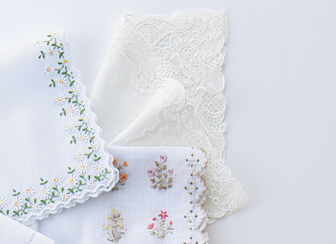 アンティーク キャリックマクロスレース バタフライと花 チュール ハンカチクロス 彼岸花のレース Carricimacross laceのドイリー アイルランドの