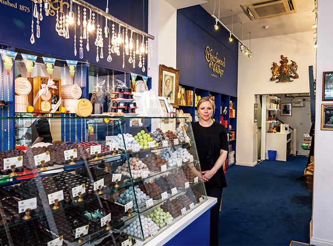 エリザベス2世が愛したバラとスミレのチョコレート「シャボネル エ