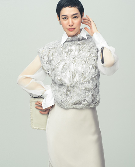 この秋、煌めきを味方につけて。上質スパンコールをあしらったニット