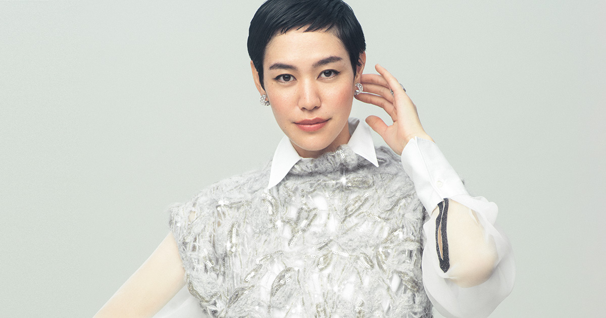 この秋、煌めきを味方につけて。上質スパンコールをあしらったニット