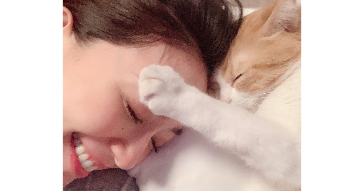 モデル・松島 花さんと保護猫ごろりん、ゴメズ、フェスター〉人間と猫