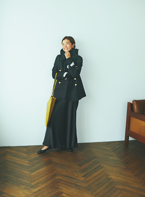 目黒越子さん着用　Demi-Luxe BEAMSスカート 休日スニーカーコーデは、黒のタイトスカートで「きれいめ」に