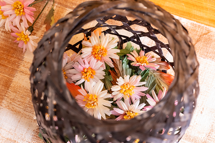 連載・季節の賞翫（しょうがん）飾り花 移ろい菊の花籠──名残の秋を