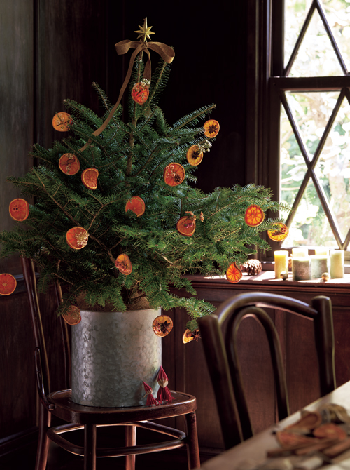 漂う幸せな香り！ドライオレンジとスパイスでツリーをセンスよく飾って