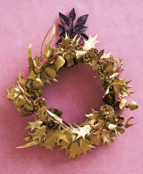 身近な素材があっという間に素敵な飾りに！「ゴールドリース」の作り方