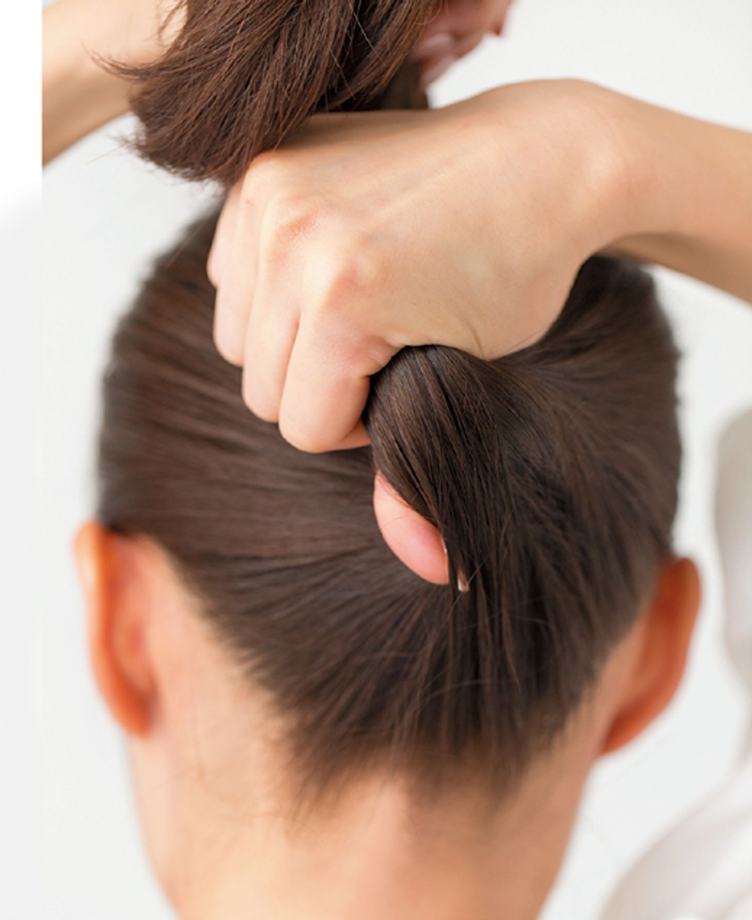 1－2 親指を軸にねじる。