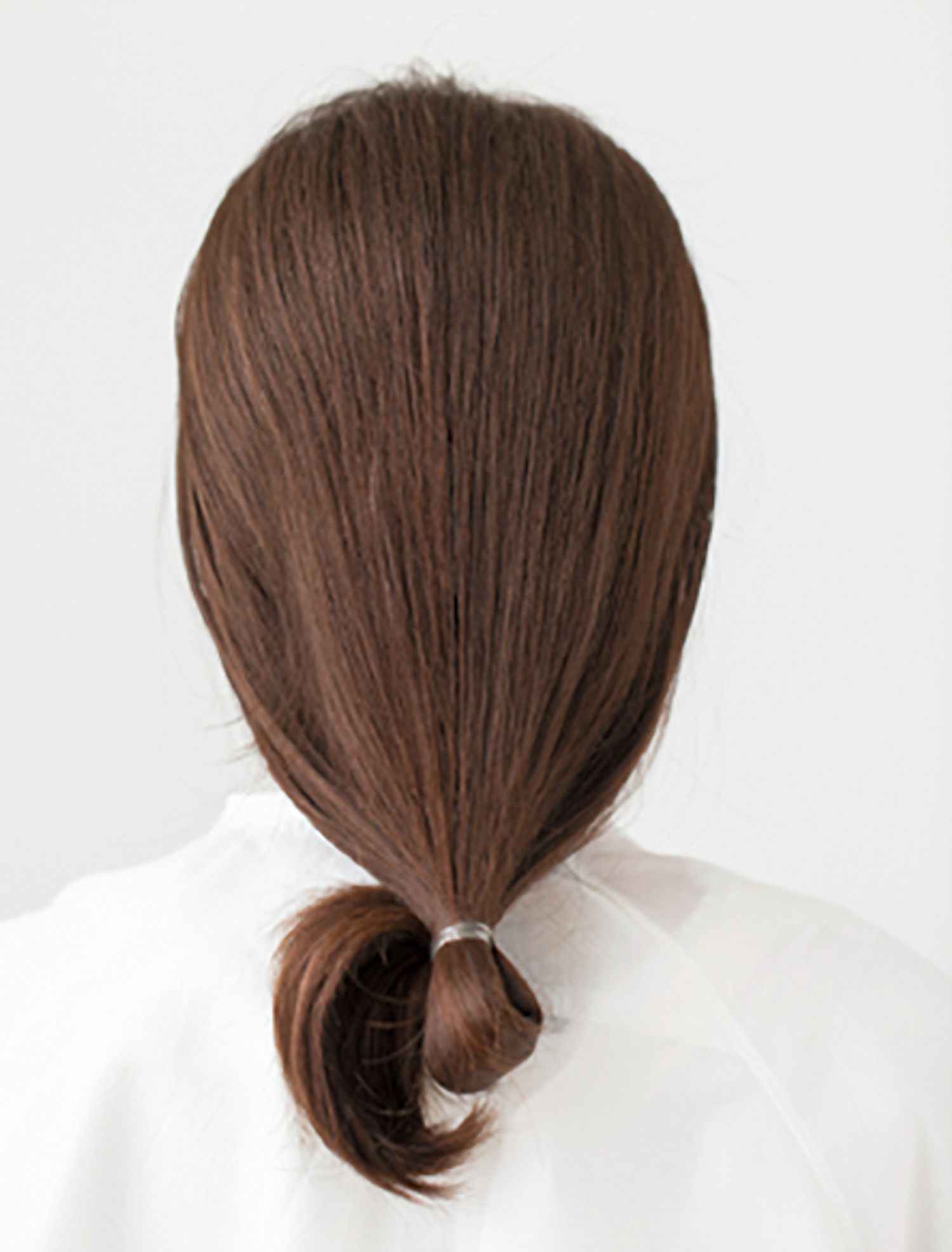 毛量が多い、または長い場合は、毛先をあらかじめ写真のように結んでおくと、ねじり上げたあと、毛先を内側に入れる処理が比較的簡単になります。