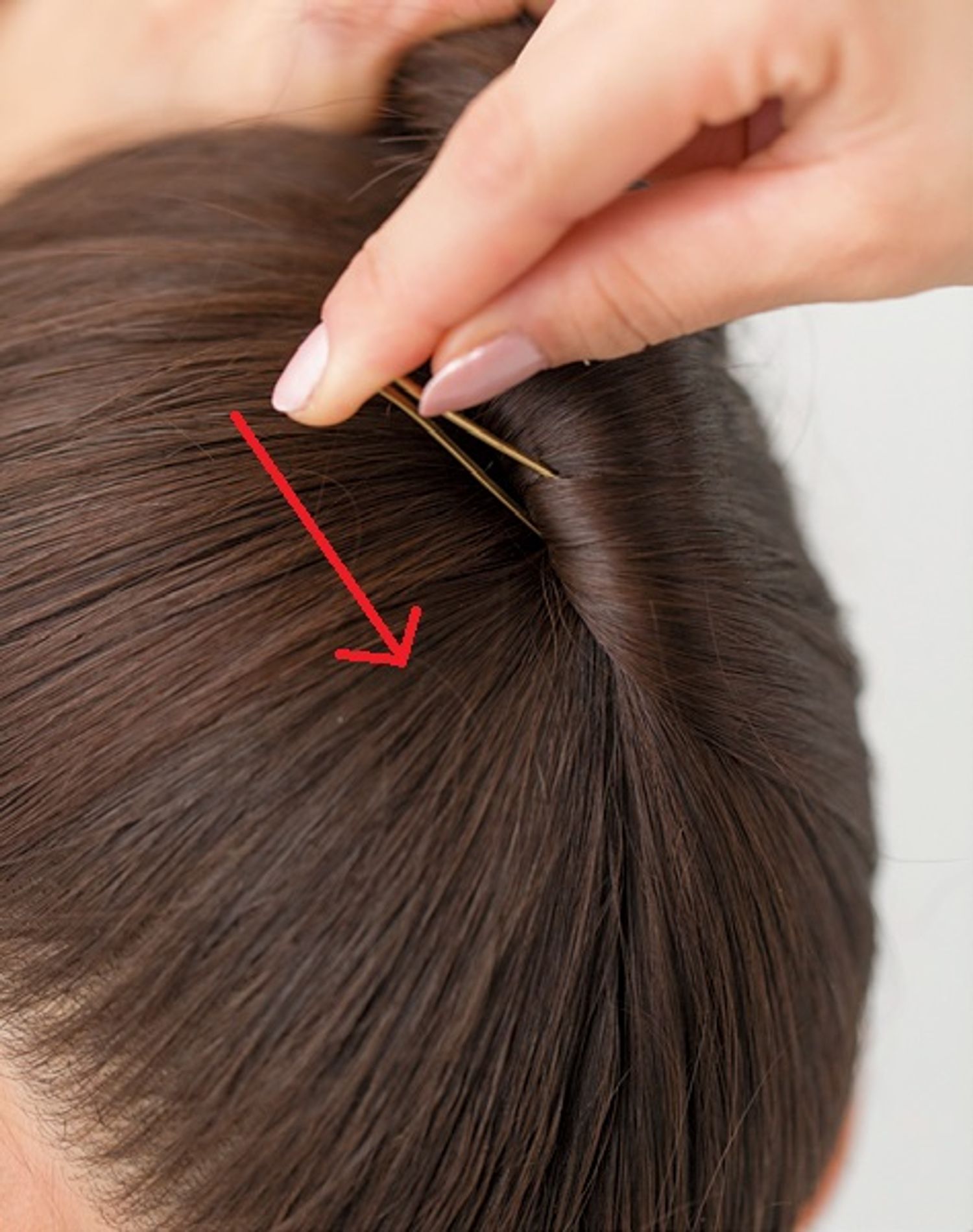 2－3 ねじってきた方向に挿し込む。